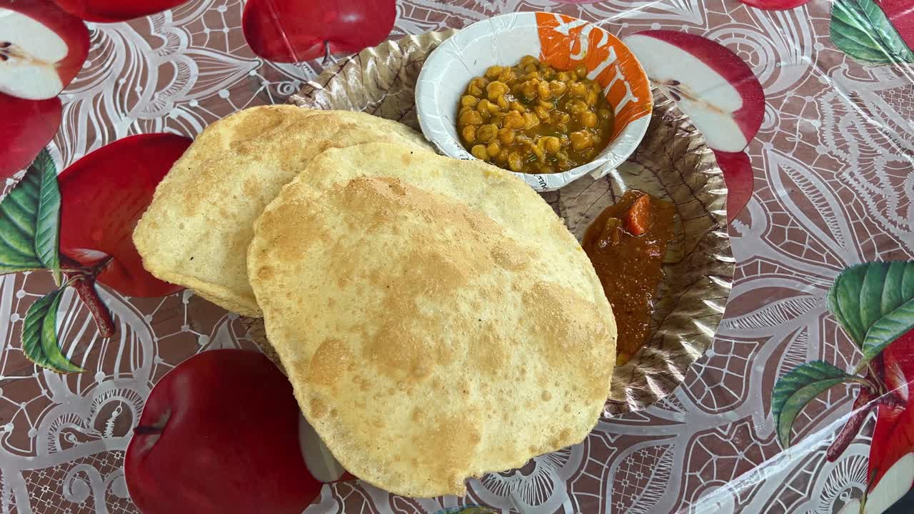 pan vista de la india chole bature servido con chutney picante. plato indio.