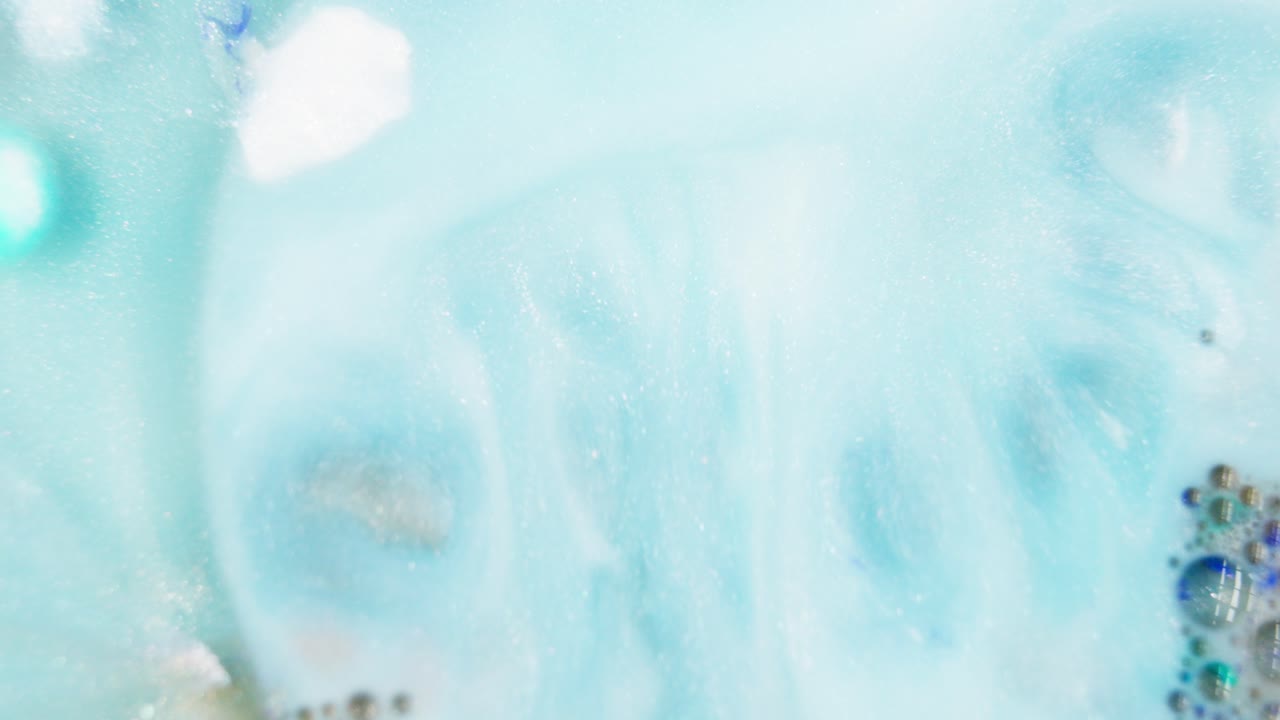 예술용 파란색과 오커색 액체 수채화 잉크와 함께 회전하는 액체 혼합물