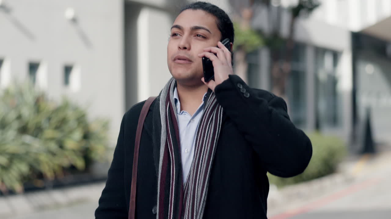 사업가, 전화 통화 및 야외