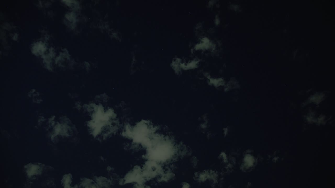 timelapse de un cielo nocturno tranquilo con nubes