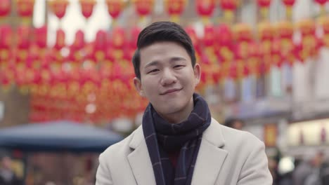 retrato, de, sonriente, joven, hombre asiático, en, chinatown, londres, reino unido
