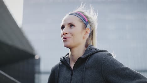 mujer comenzando su entrenamiento de trote