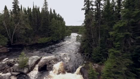 Pequeña-Cascada-Durante-El-Verano-En-Canadá