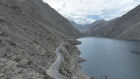 Drone-Volando-Sobre-La-Carretera-En-Las-Montañas-Sobre-El-Lago-Sadpara-En-Skardu,-Pakistán,-Zona-Norte