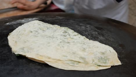 preparing turkish gozleme