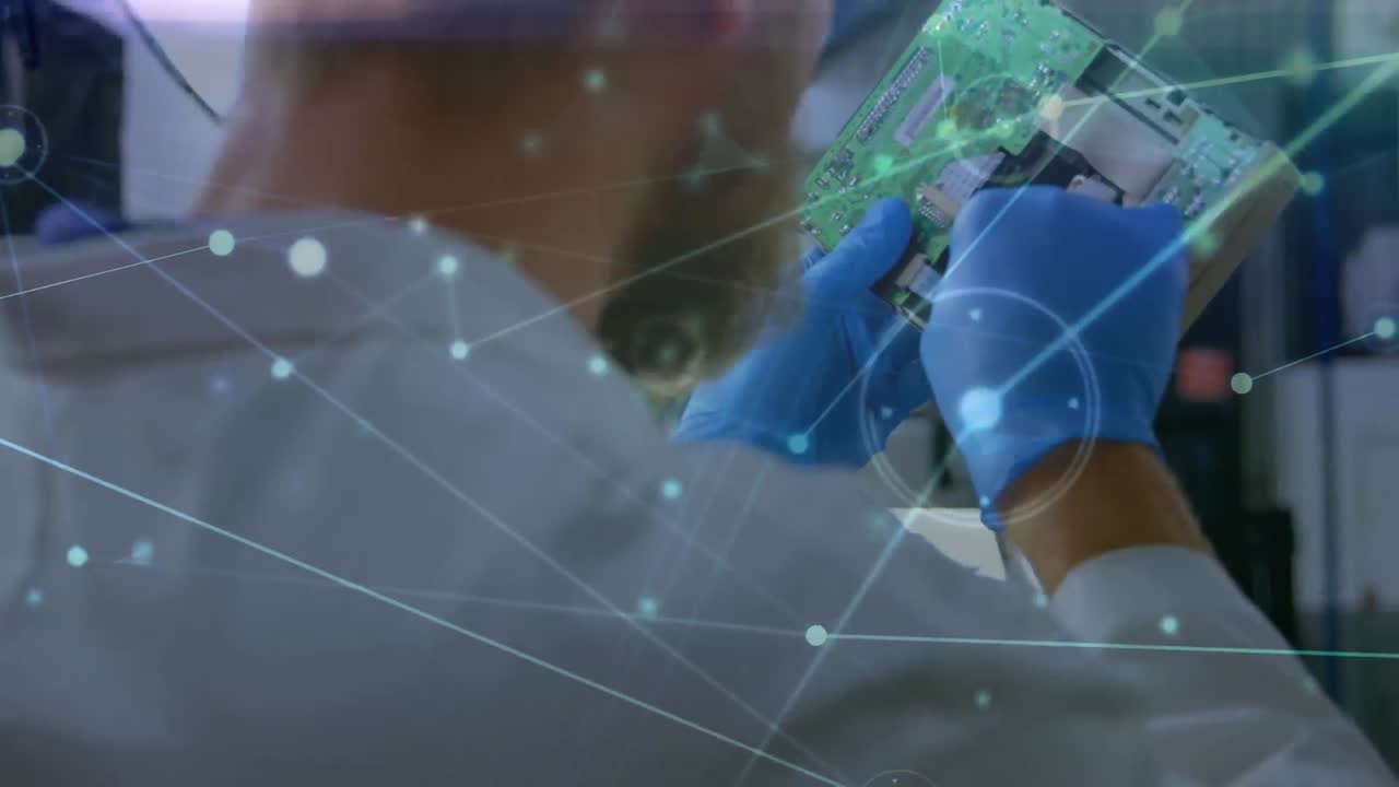 animación de la red de conexiones sobre el hombre caucásico reparando hardware de computadora