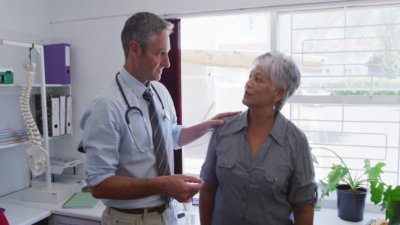 médico examinando a una mujer mayor en un hogar de ancianos