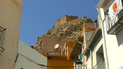 Una-Vista-De-Una-Ciudad-Histórica-Con-Un-Castillo-Encaramado-En-Una-Montaña-Cercana-En-Borriol,-España---Primer-Plano