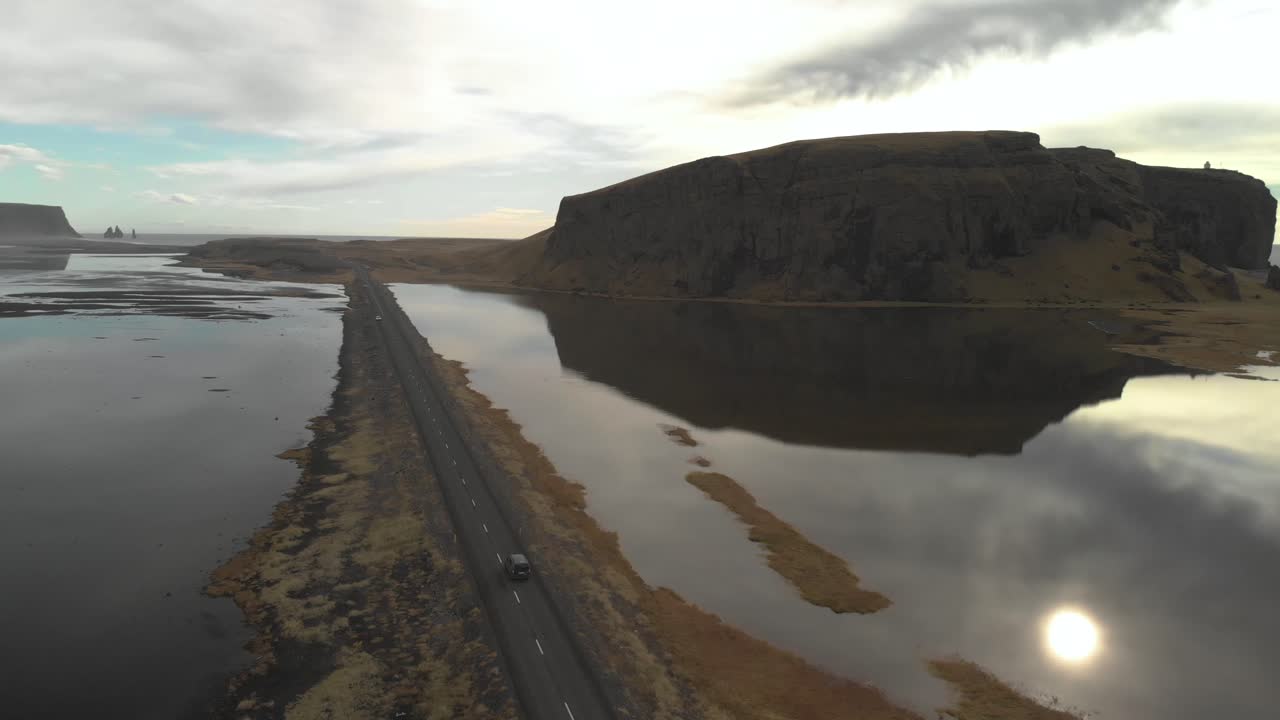 impresionante toma aérea de una carretera costera en islandia