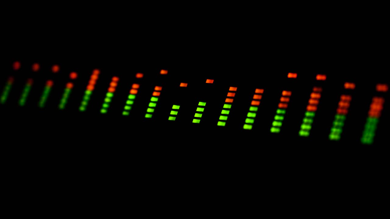 contatori di livello per la miscelazione dei canali nello studio di produzione musicale, da vicino