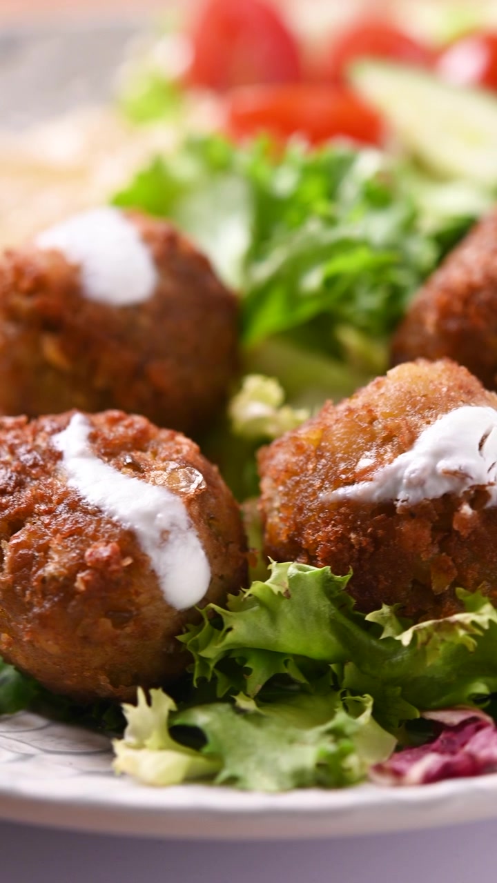 Falafel tradizionale servito con hummus e insalata fresca.