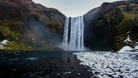 Eine-4k-Drohne,-Filmische-Und-Dramatische-Aufnahmen-Des-Kirkjufell-Wasserfalls-Vom-Boden-Aus,-Die-Den-Panoramablick-Auf-Die-Gegend-Zeigen