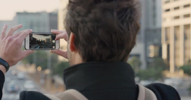 Mand Der Tager Billeder Af Byens Skyline Med Smartphone