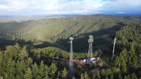 beautiful 4k aerial shot showcasing radio towers and tree landscape in southern oregon