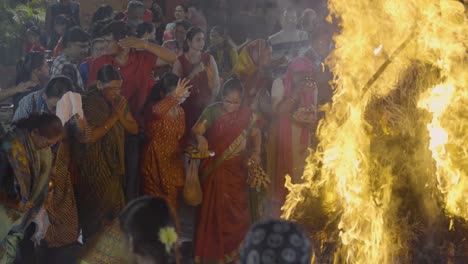 Menschen-Feiern-Das-Hinduistische-Holi-Fest-Mit-Lagerfeuer-In-Mumbai,-Indien-8