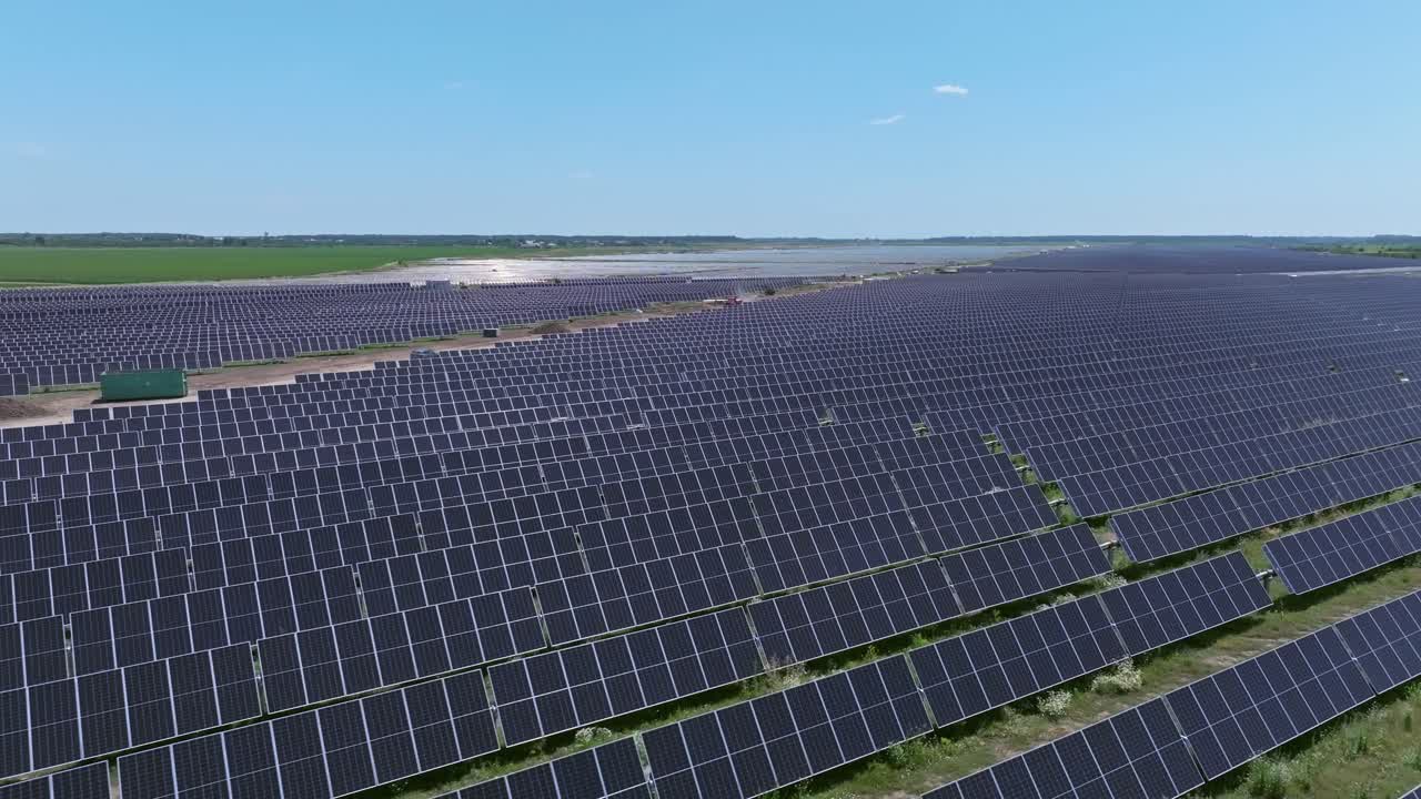 Stort solcelleanlæg under en klar himmel genererer bæredygtig, ren energi
