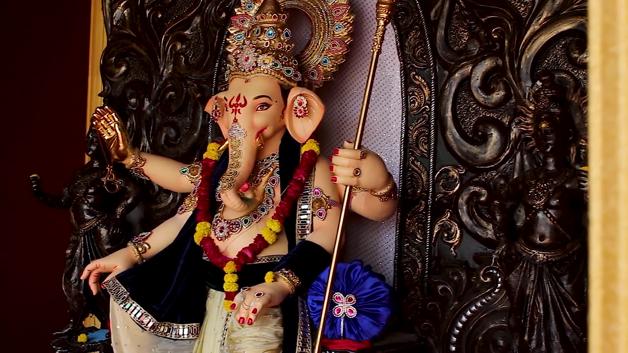 Idolo di Ganesha seduto sul trono con primo piano dorato sfocato e spazio per il testo durante il Ganesh Chaturthi in India