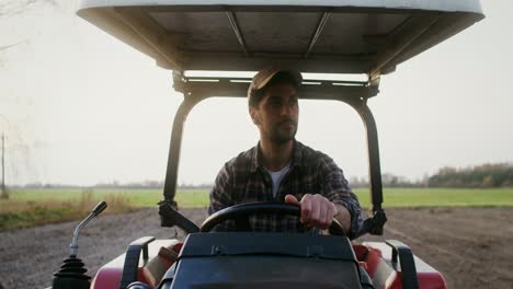 agricultor conduciendo un tractor en un campo