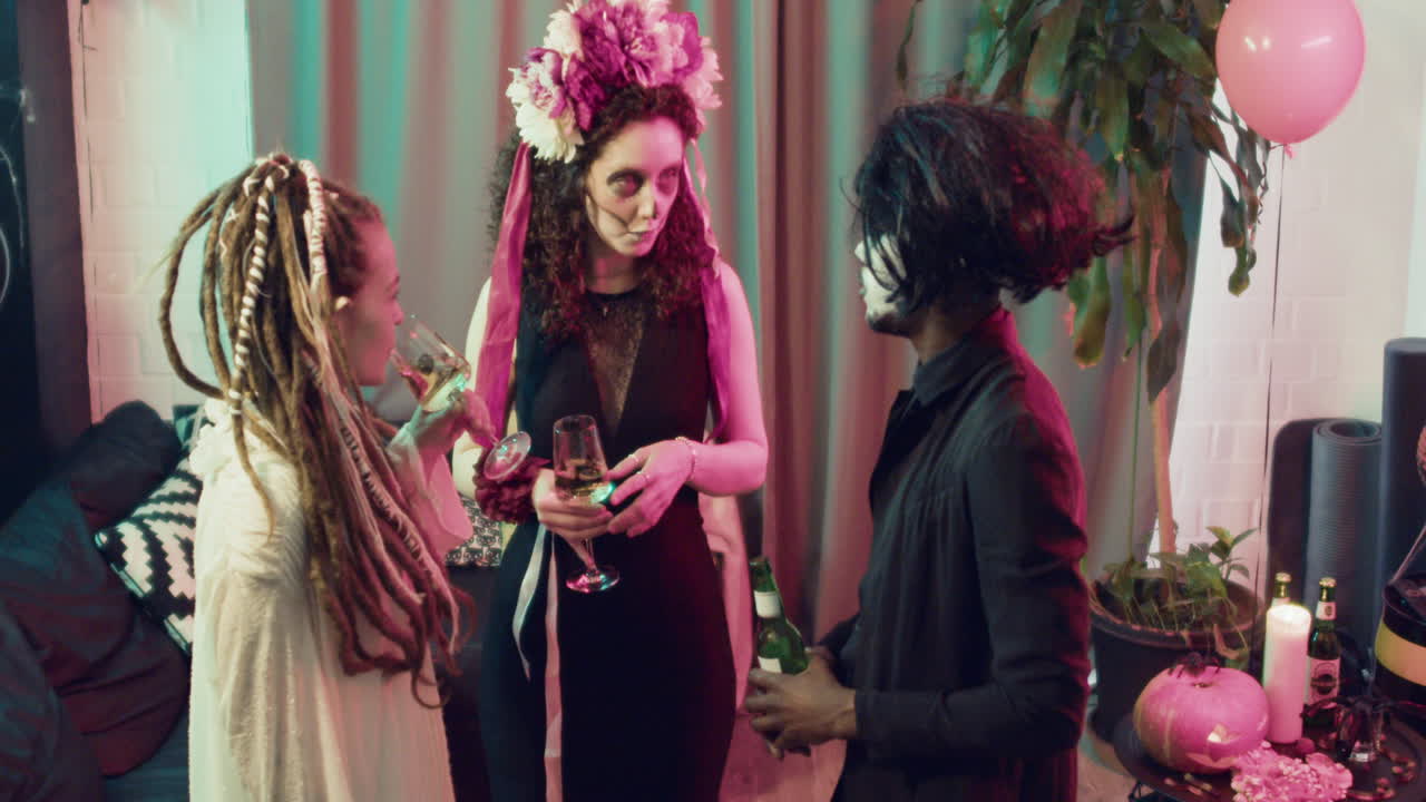 amigos hablando en una fiesta de halloween