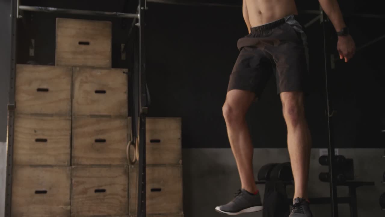 entrenamiento cruzado en un gimnasio