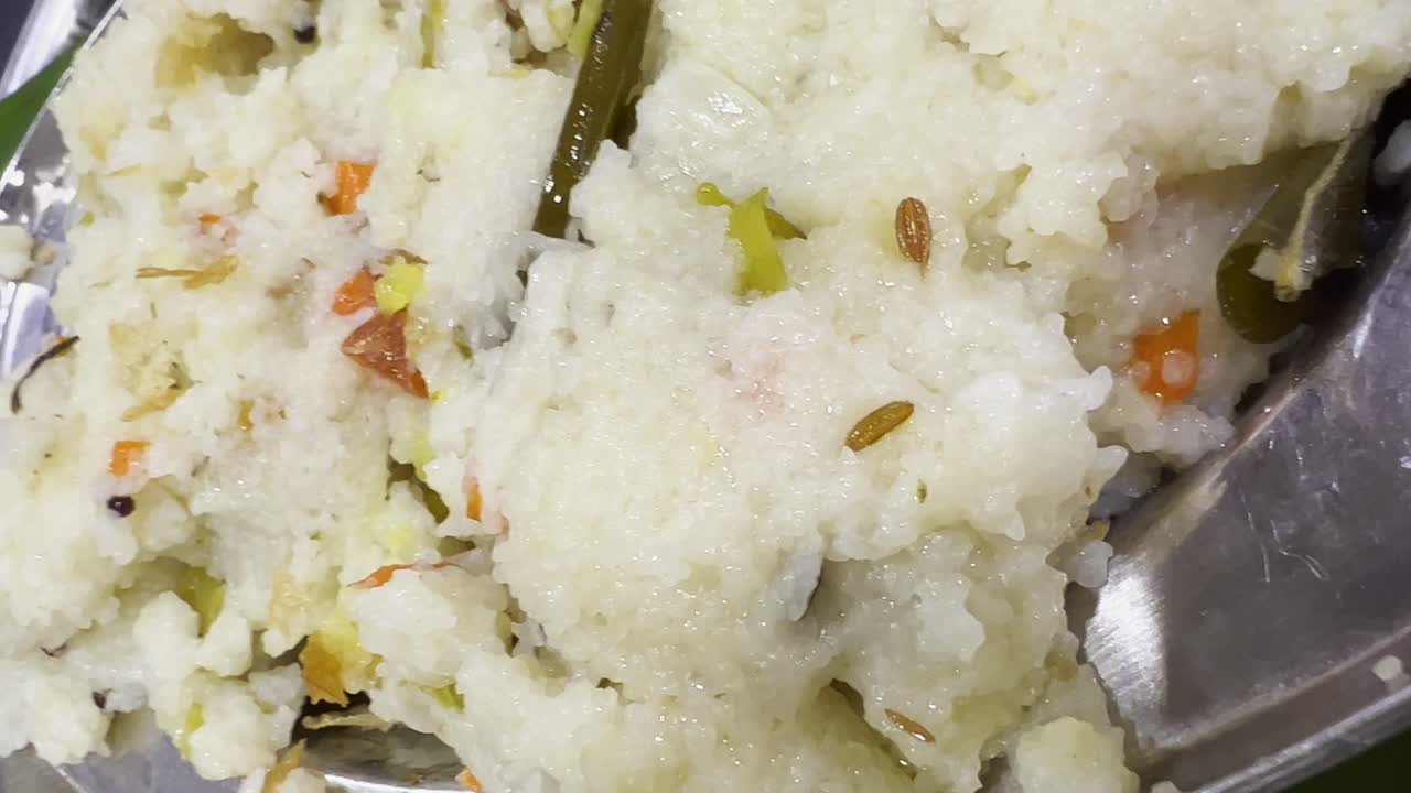 primer plano de un delicioso arroz con leche servido en un plato en un restaurante