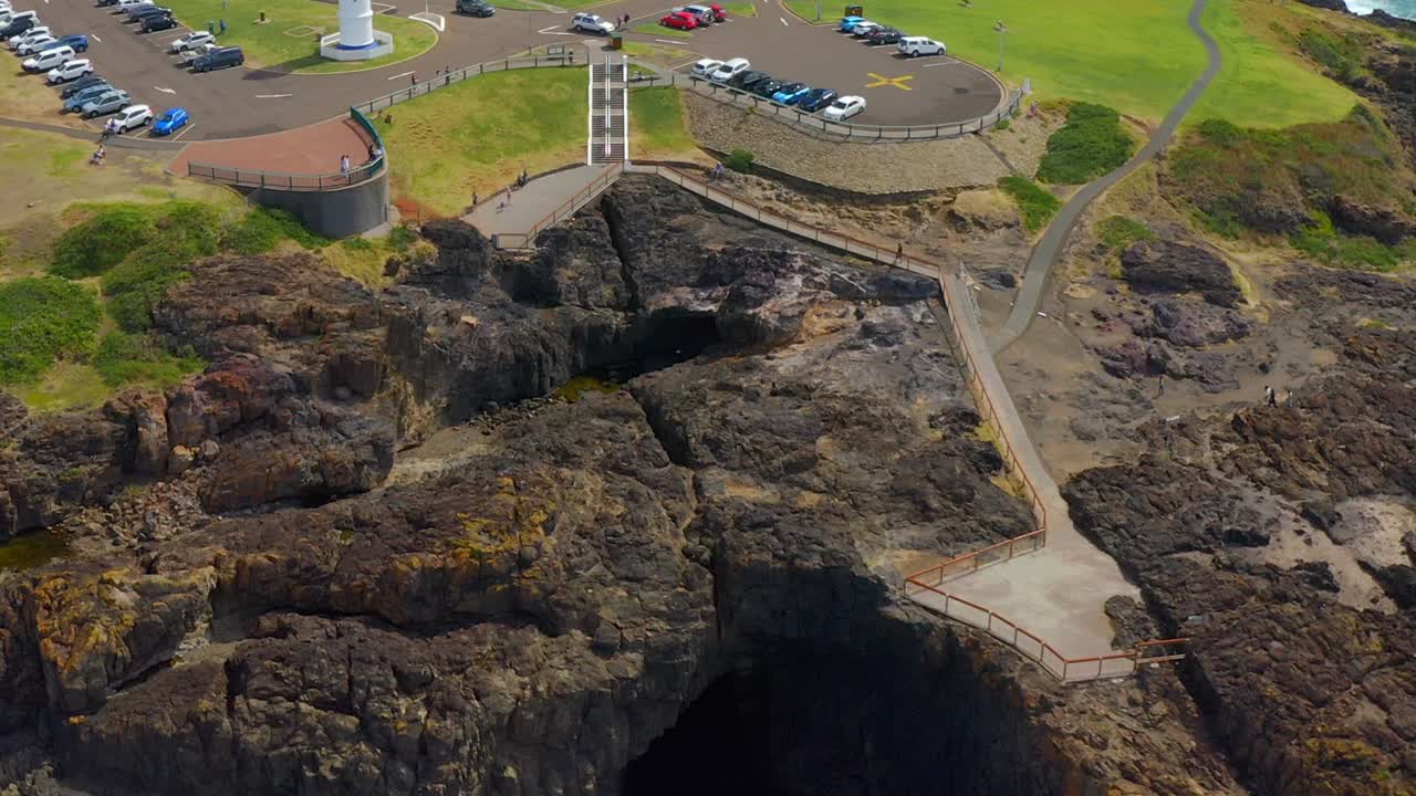 vehículos estacionados alrededor del faro de kiama en nueva gales del sur, australia