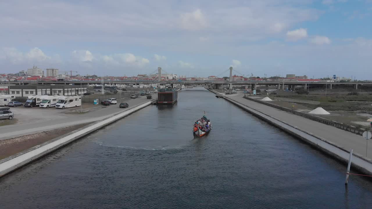 아베이루 해안 운하 중 하나와 전통 보트인 몰리세이로스의 항공 영상