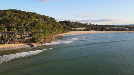 Aguas-Tranquilas-De-La-Costa-Del-Sol-Y-La-Estructura-Del-Resort-De-Playa-A-Orillas-Del-Mar-En-Queensland,-Australia