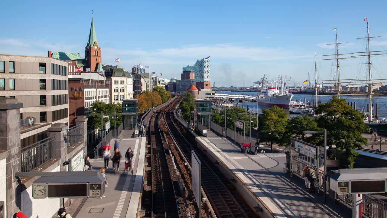 Hamburg Skyline &amp;amp;amp; Elevated Railway Scene