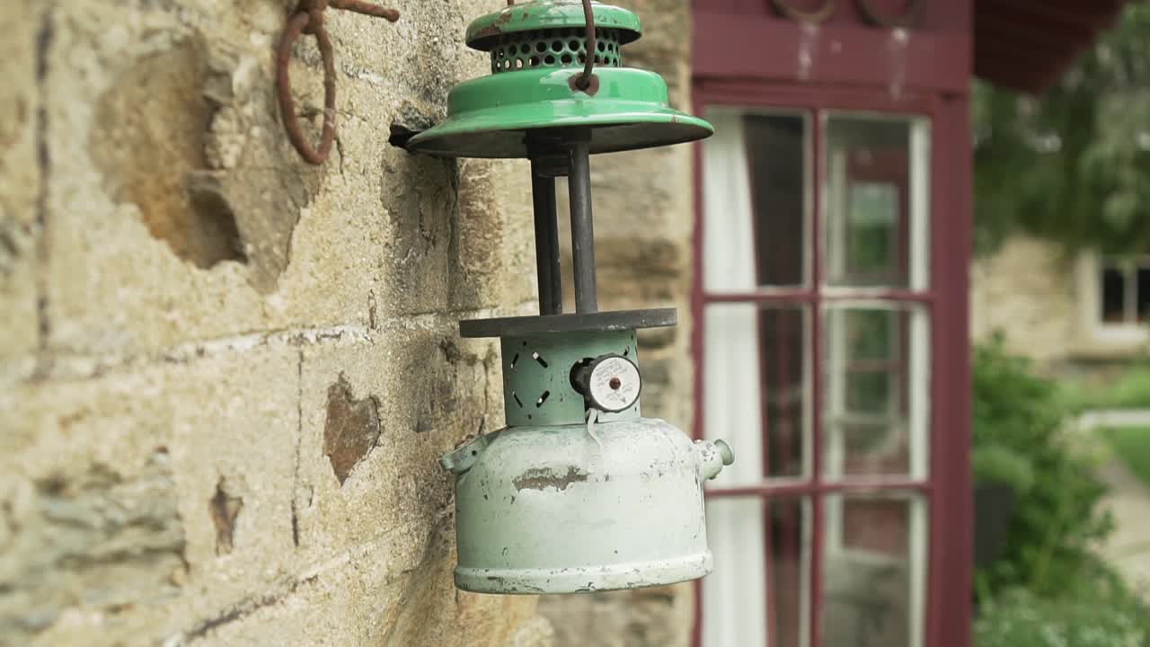 돌 벽에 골동품 빈티지 역사적인 오래 된 오일 램프