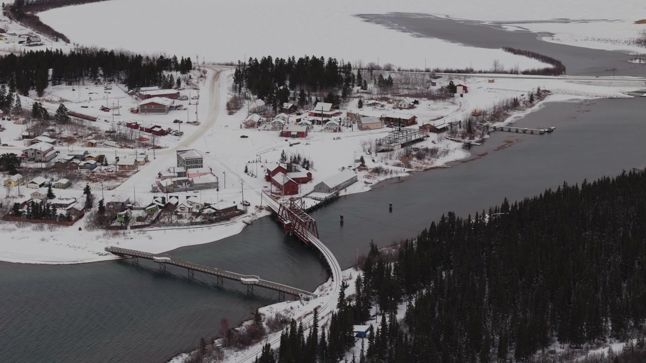 Vista aérea del puente ferroviario de la Ruta del Yukón sobre el estrecho entre el lago Bennett y el lago Nares en Carcross, Yukón, Canadá.