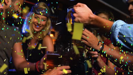 animazione di confetti dorati che cadono su persone che fanno toast con la birra
