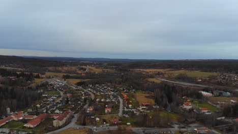 Dron-Recorriendo-Lentamente-Una-Aldea-Remota-En-Suecia