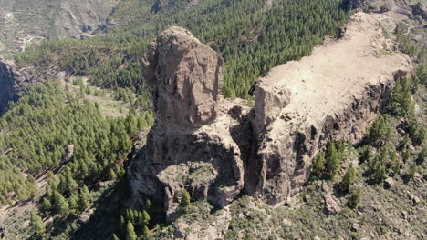 Luftaufnahme-Des-Roque-Nublo,-Einem-Vulkanischen-Felsen-Auf-Der-Insel-Gran-Canaria,-Kanarische-Inseln,-Spanien