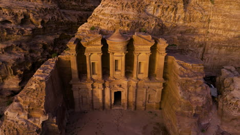 Vista-Aérea-Del-Monasterio-Ad-Deir-Al-Atardecer-En-Petra,-Jordania