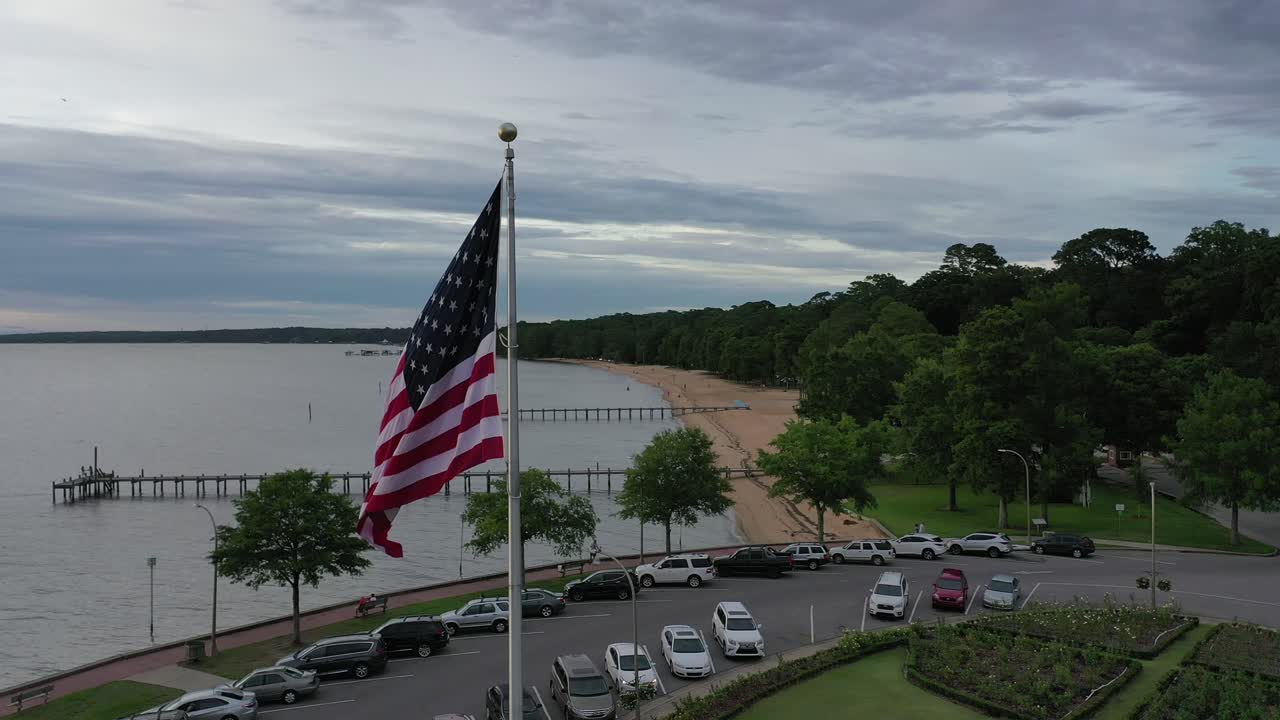 페어호프 앨라배마는 모바일 베이에 미국 국기를 자랑스럽게 표시합니다.