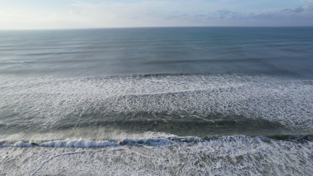 Ripresa con drone di onde oceaniche provenienti da un uragano al largo, ampia ripresa aerea panoramica.