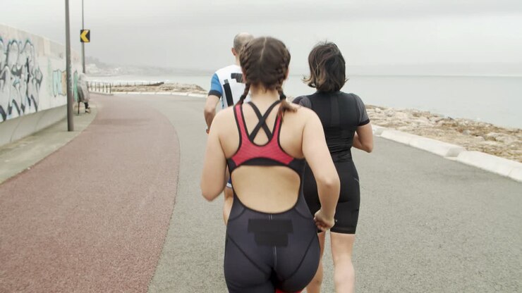 Gruppo di triatleti che si allena per la maratona sul lungomare