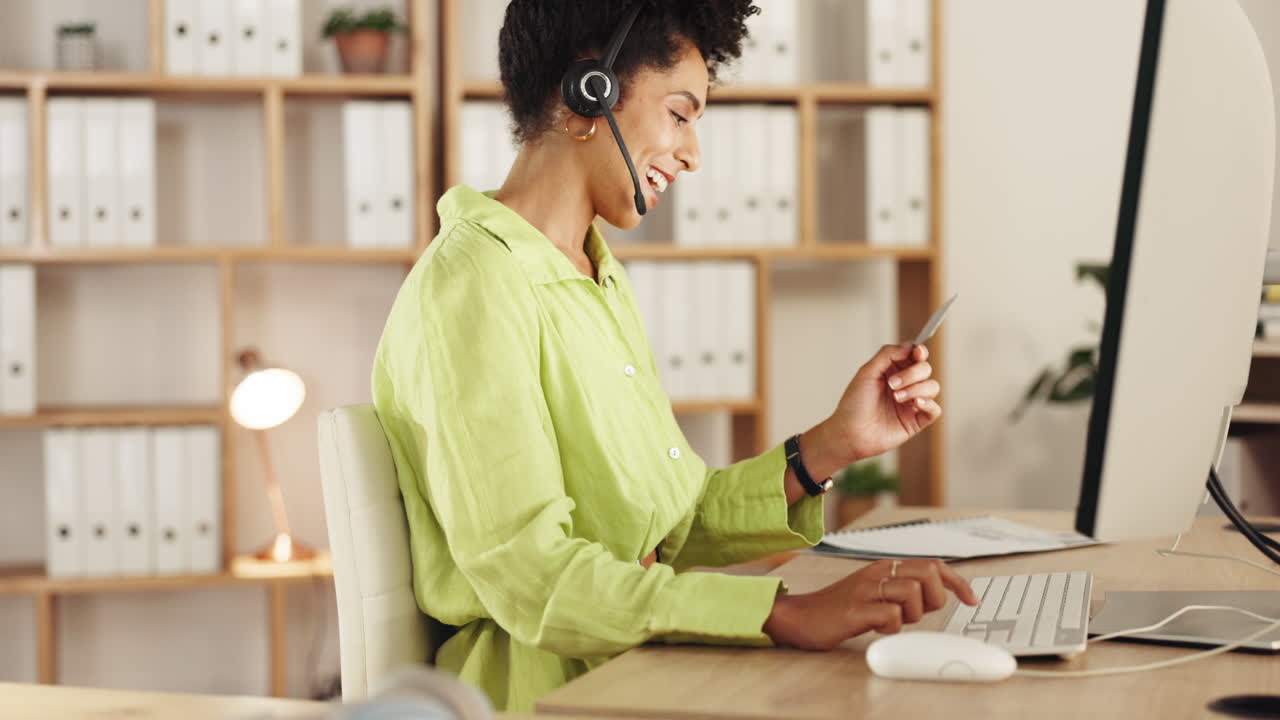 Donna di colore, computer e celebrazione con credito