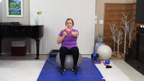 Mujer-Adulta-En-El-Gimnasio-De-Casa-Golpeando-Con-Pesas,-Mantenerse-En-Forma,-Estática-Bloqueada