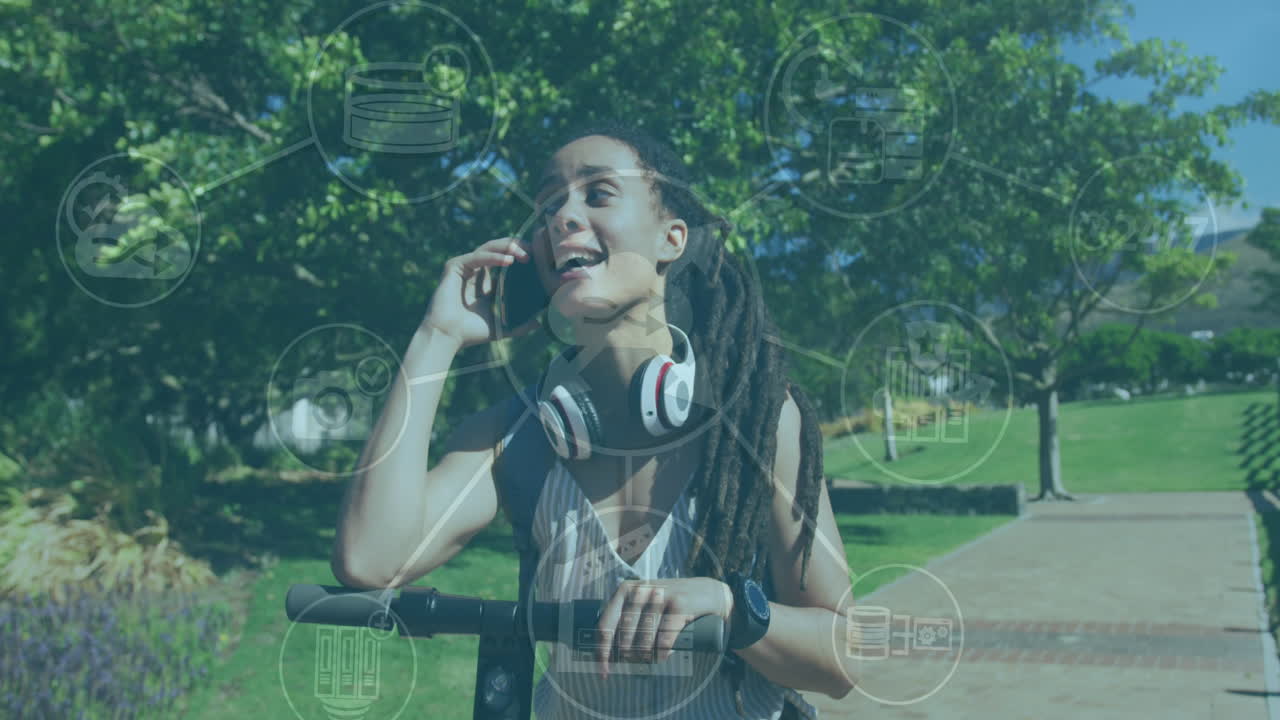 animación de iconos tecnológicos sobre una mujer de pie en un scooter hablando en un teléfono inteligente en el parque