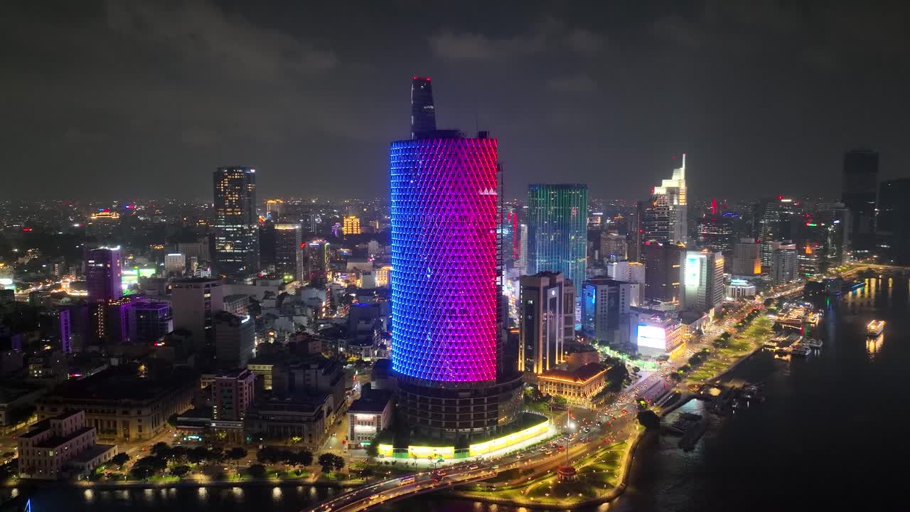 사이곤의 심장, 그것은 너무 대담하게 서 있습니다, 모두가 볼 수 있는 아름다움의 시선