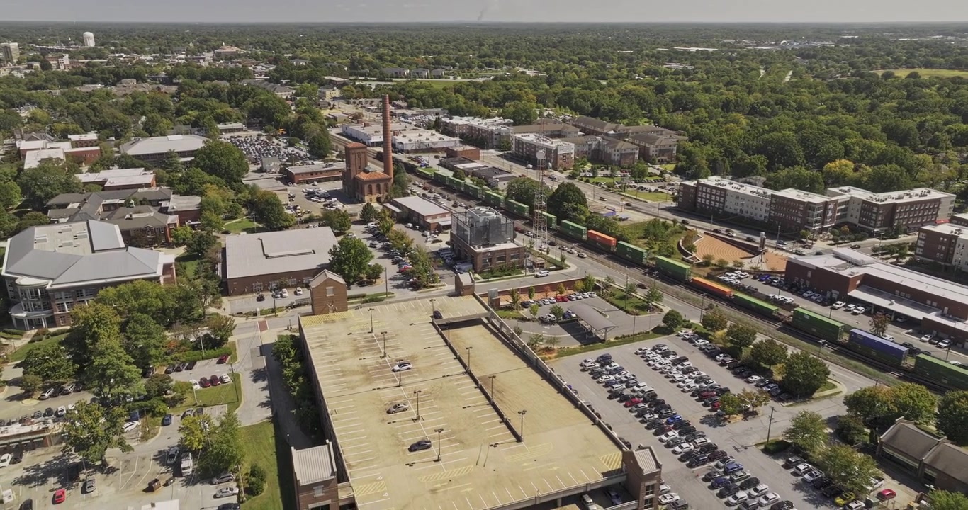 Greensboro Carolina del Nord Sorvolo aereo v27 dal campus universitario attraverso Glenwood, College Hill e le linee ferroviarie verso il centro città - Ripreso con Mavic 3 Pro Cine - 1° ottobre 2023
