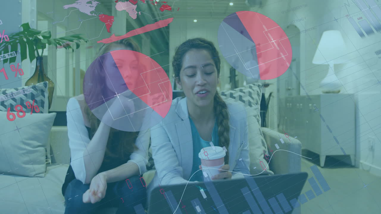 animación del procesamiento de datos financieros sobre diversas personas de negocios en la oficina