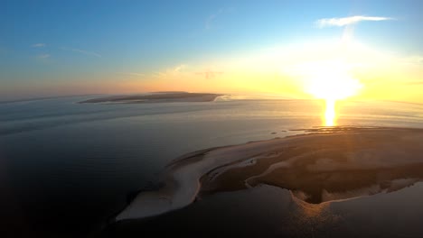 Imágenes-Aéreas-De-Drones-A-Vista-De-Pájaro-De-Izquierda-A-Derecha-Volando-Alrededor-De-Las-Islas-Del-Norte-De-Alemania-Al-Atardecer-Junto-Al-Mar