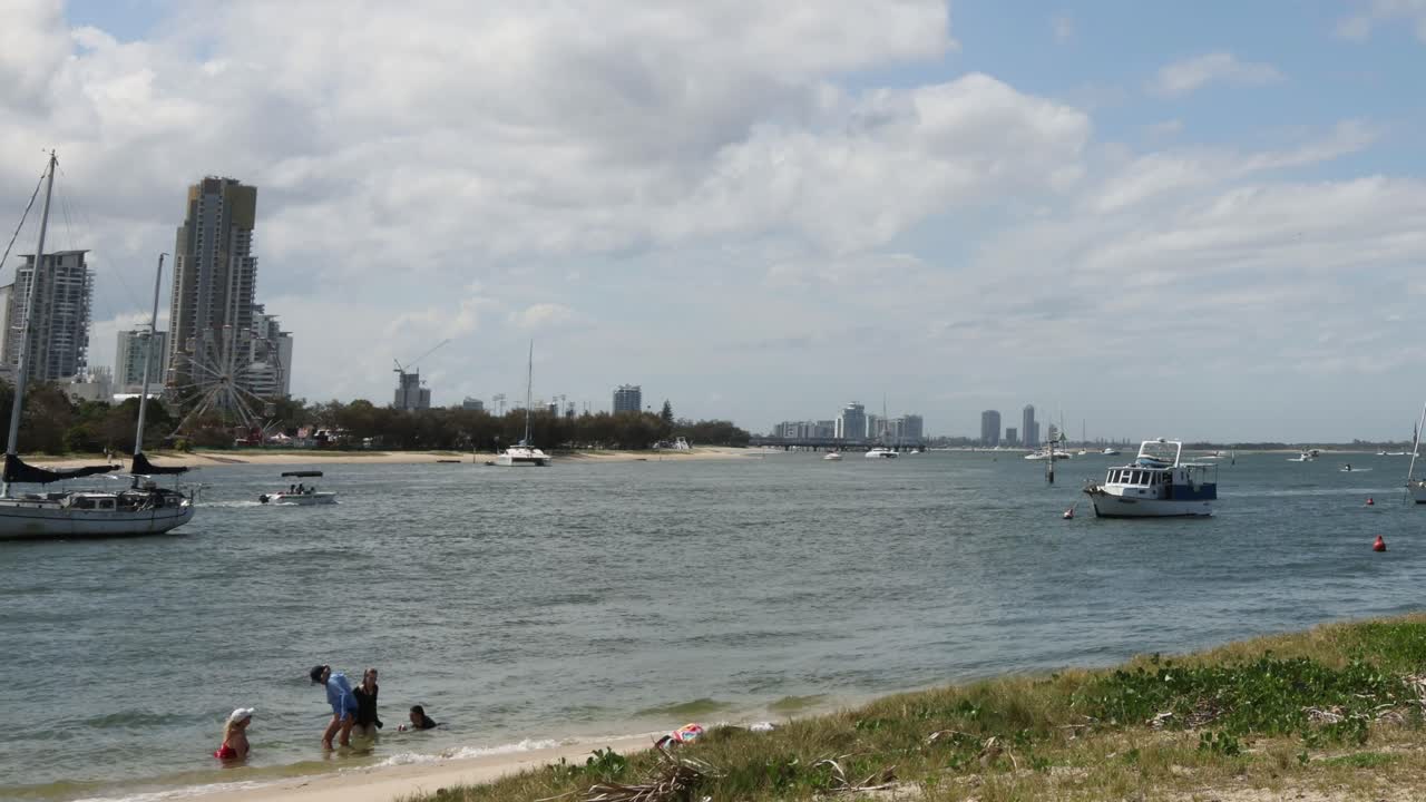 배 를 타고 강변 을 바라보는 사람 들