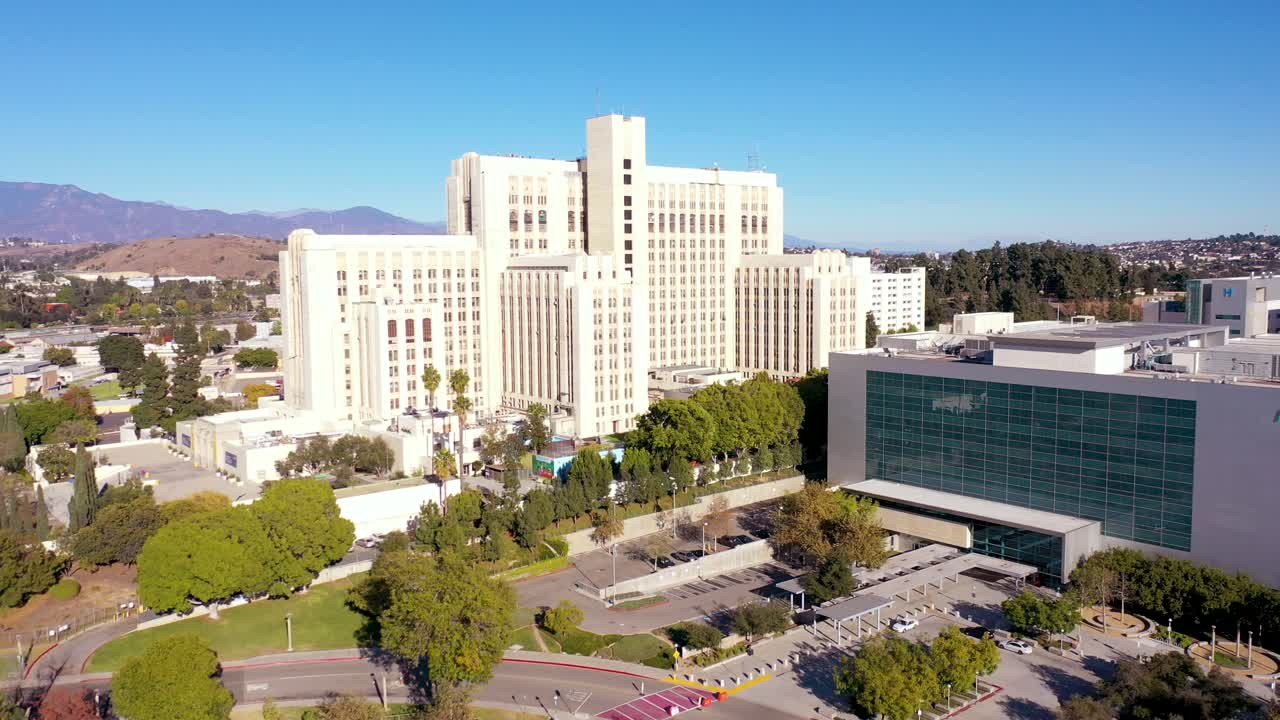 aumento de la antena que establece el complejo de salud del hospital del centro médico usc del condado de los angeles cerca del centro de la ciudad de la