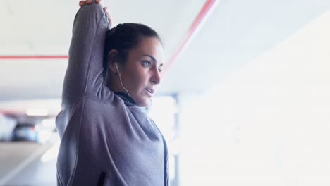 mujer en forma haciendo ejercicio de estiramiento 4k