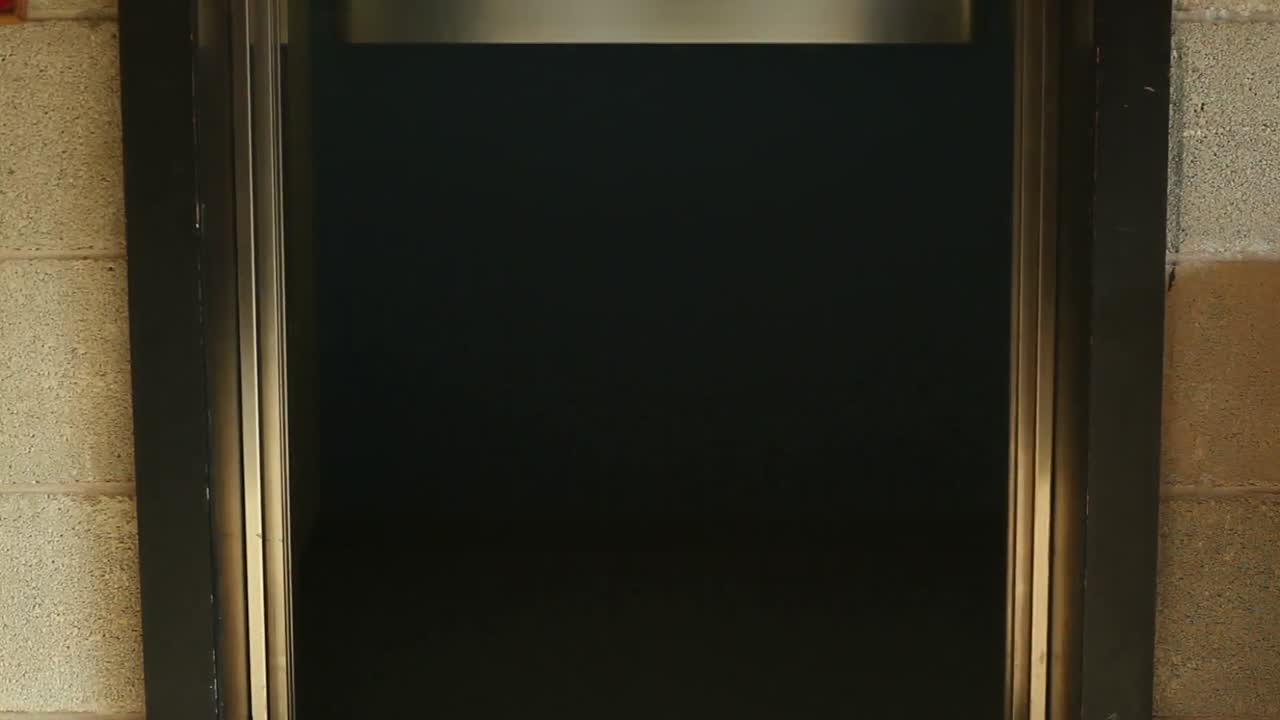 Elevatordør åbner og lukker.