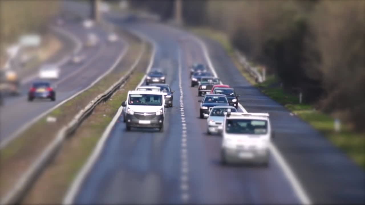 cinemagraph y cambio de inclinación del tráfico en una carretera con solo el carril izquierdo en movimiento